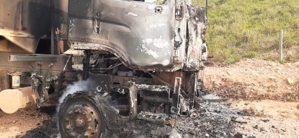Caminhão caçamba da prefeitura pega fogo na área rural de Theobroma, RO