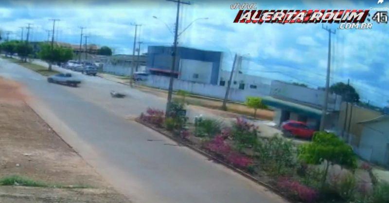 Motorista de carro se evade do local após provocar acidente