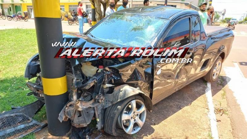 Motociclista parou em cima de carroceria de pick-up durante grave acidente em Rolim de Moura
