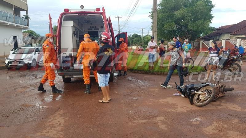 Acidente de trânsito entre carro e moto deixou uma pessoa ferida em Rolim de Moura 