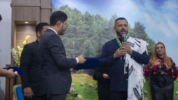 ALE concede medalhas a Valdemiro Santiago e mais dois líderes religiosos por relevantes serviços prestados a RO ALE concede medalhas a Valdemiro Santiago e mais dois líderes religiosos por relevantes serviços prestados a RO