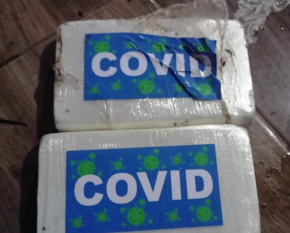 Polícia aprende 400 kg de drogas em sacos e caixas com selo da Covid-19 na mata, em Alta Floresta, RO