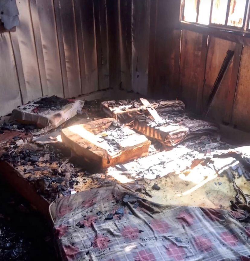 Casa pega fogo em Cacoal e morador perde tudo