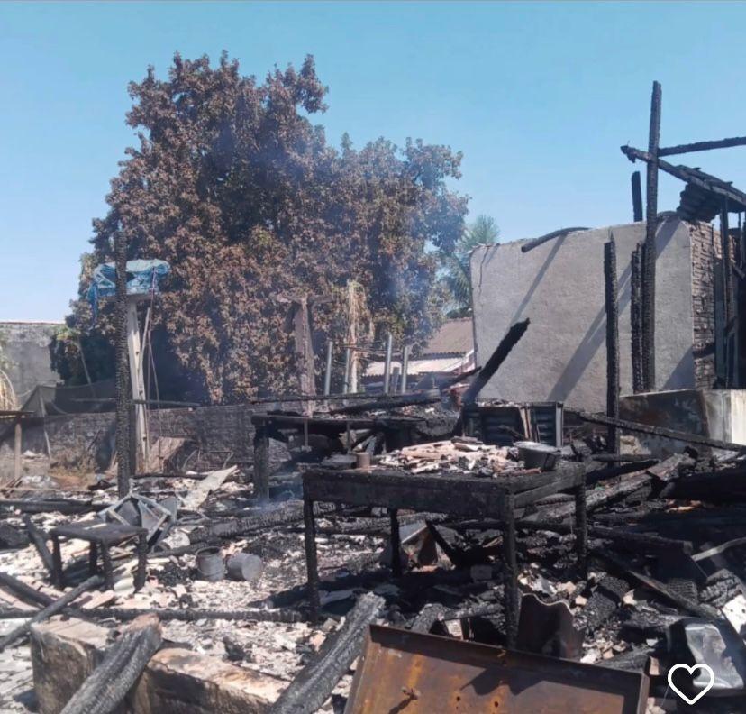 Casa pega fogo em Cacoal e morador perde tudo