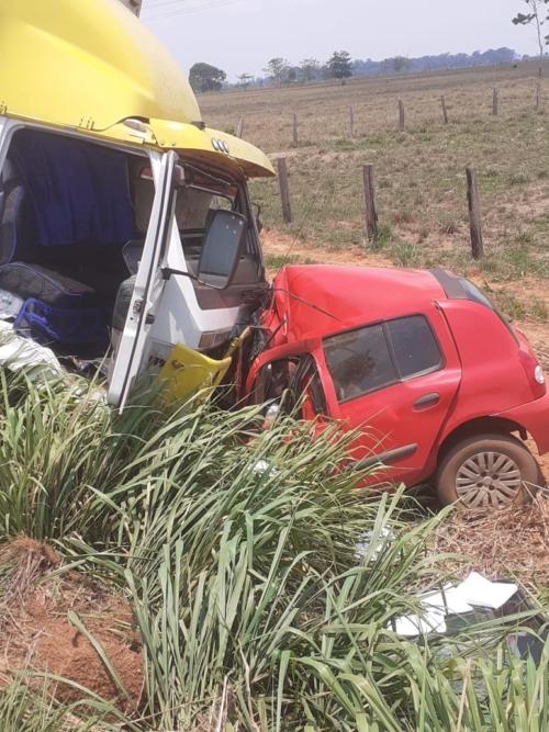 Casal de idosos morre em acidente entre carro e dois caminhões na BR-364 em MT