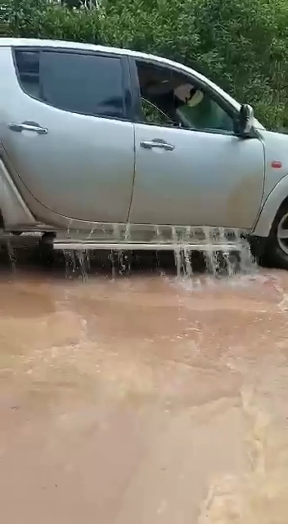 Caminhonetes ficam quase encobertas em rodovia após rio transbordar em RO Caminhonetes ficam quase encobertas em rodovia após rio transbordar em RO