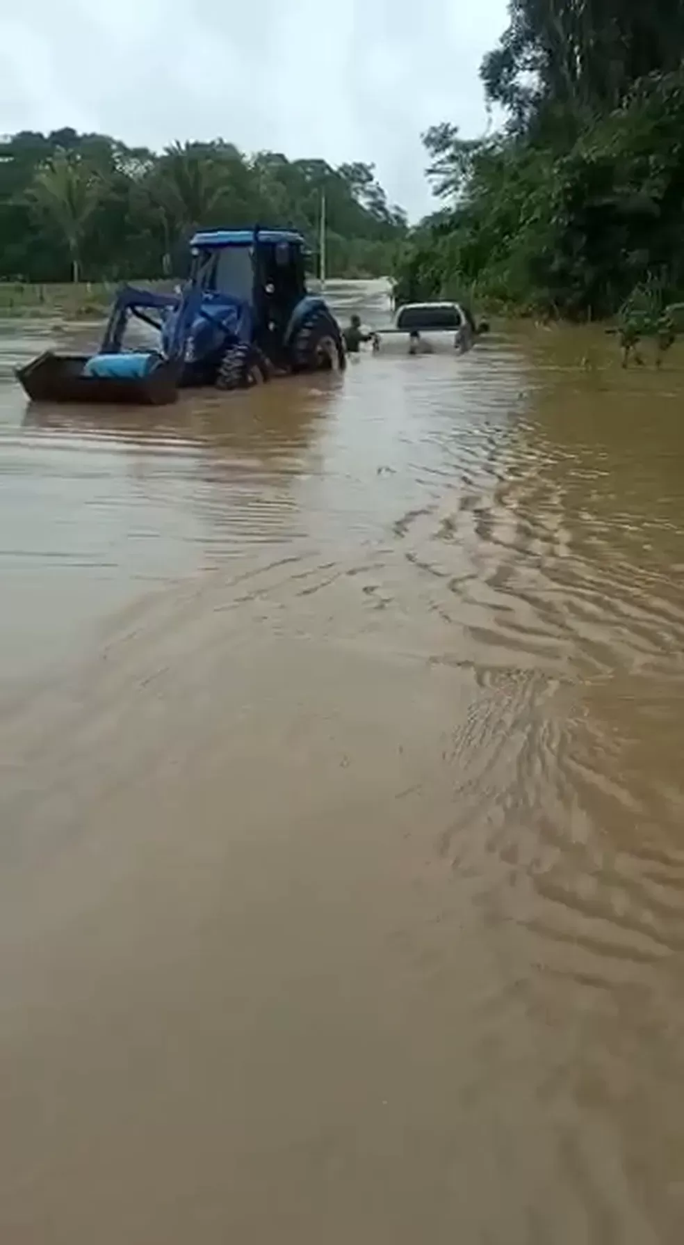 Caminhonetes ficam quase encobertas em rodovia após rio transbordar em RO Caminhonetes ficam quase encobertas em rodovia após rio transbordar em RO