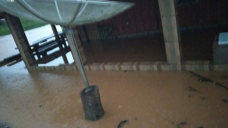 Pancada de chuva alaga casa novamente de moradores em Santa Luzia D” Oeste Pancada de chuva alaga casa novamente de moradores em Santa Luzia D” Oeste