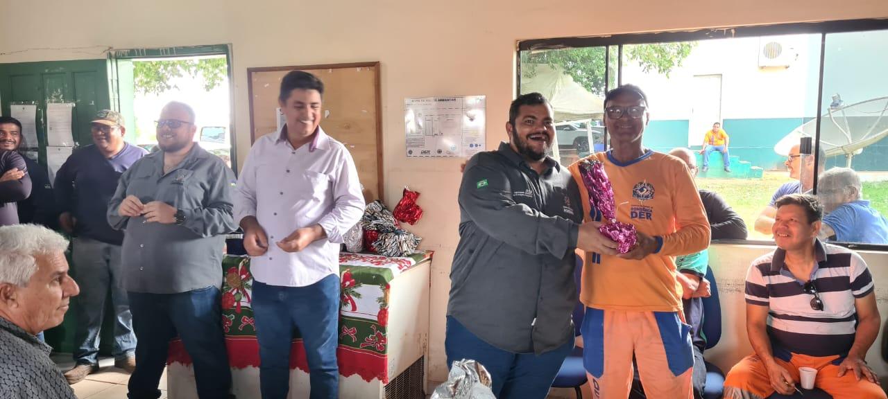 Servidores públicos do DER de Rolim de Moura participam de homenagem e café da manhã Servidores públicos do DER de Rolim de Moura participam de homenagem e café da manhã