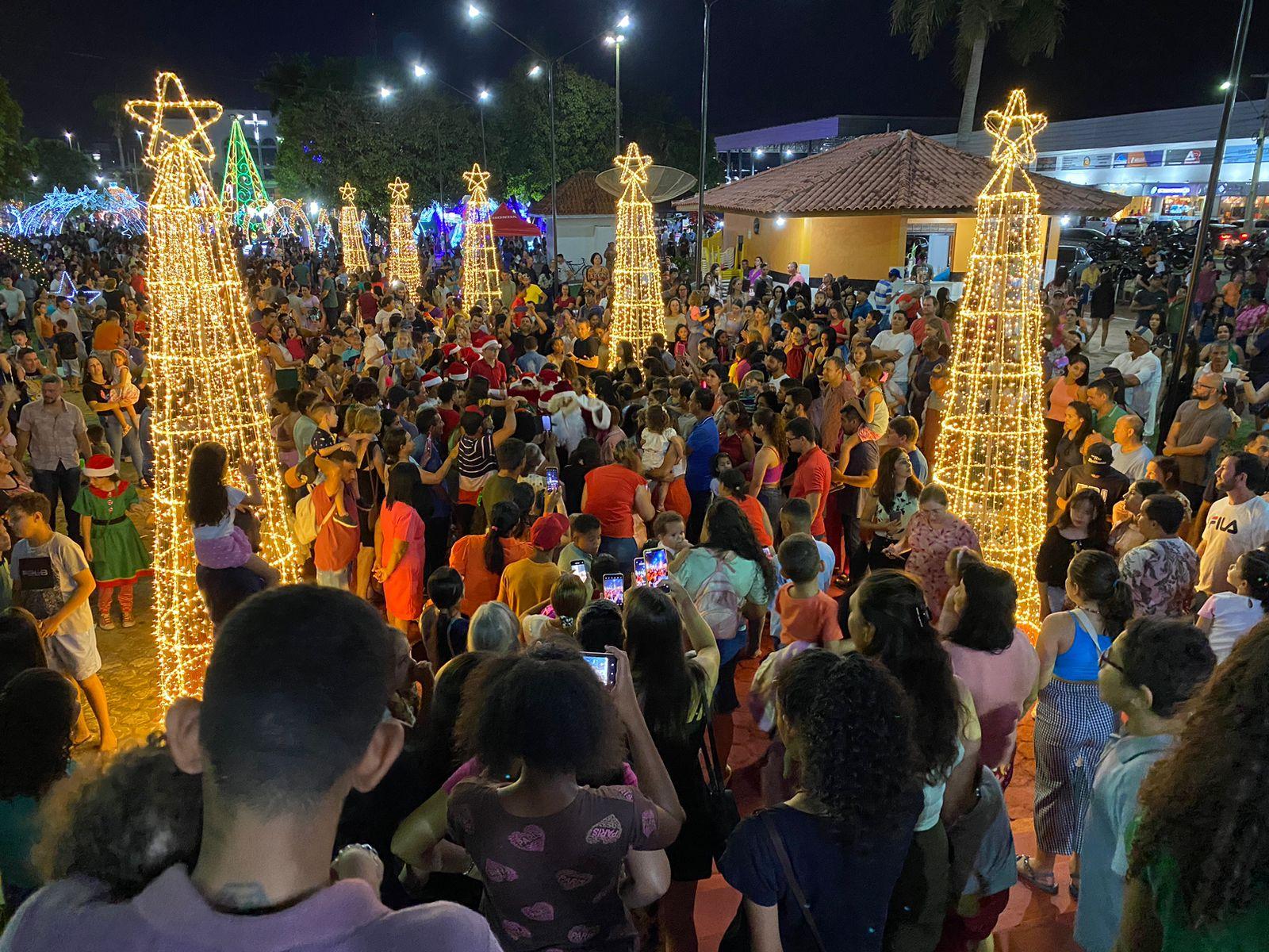 Praça Durvalino de Oliveira recebe o “Natal de Luz” em Rolim de Moura