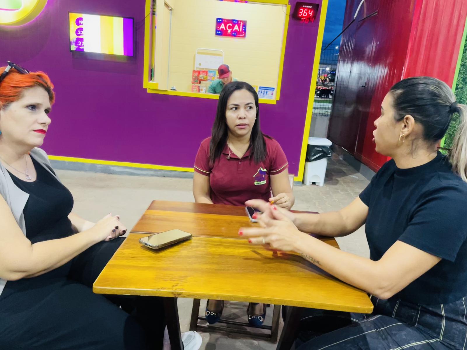 Vereadora Juliana Nonato visita empresa Cantinho do Açaí, a primeira aderir o símbolo da Fibromialgia na placa de prioridades Vereadora Juliana Nonato visita empresa Cantinho do Açaí, a primeira aderir o símbolo da Fibromialgia na placa de prioridades