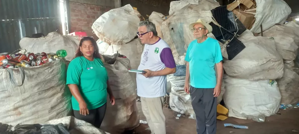 Cooperativa de catadores de recicláveis recolhe todo mês 50 toneladas de papel e pets das ruas de Rolim de Moura