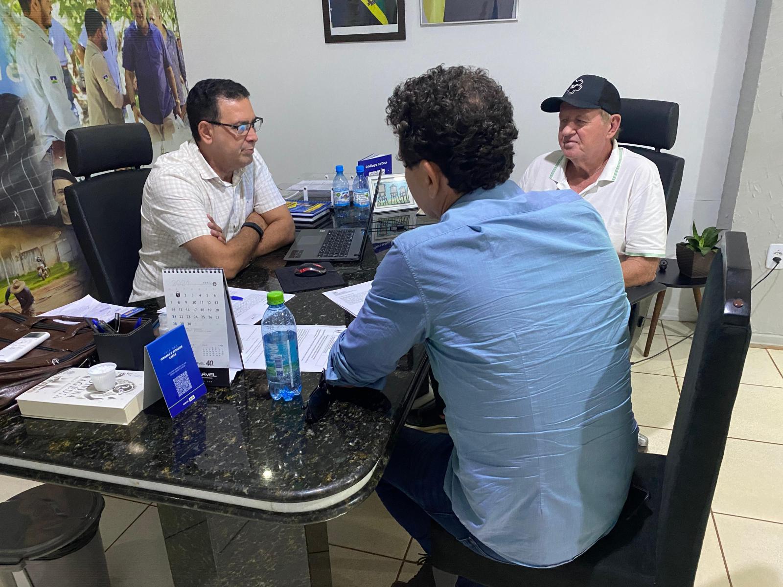 Prefeito Aldo Júlio assina ordem e serviço para pavimentação do aeroporto