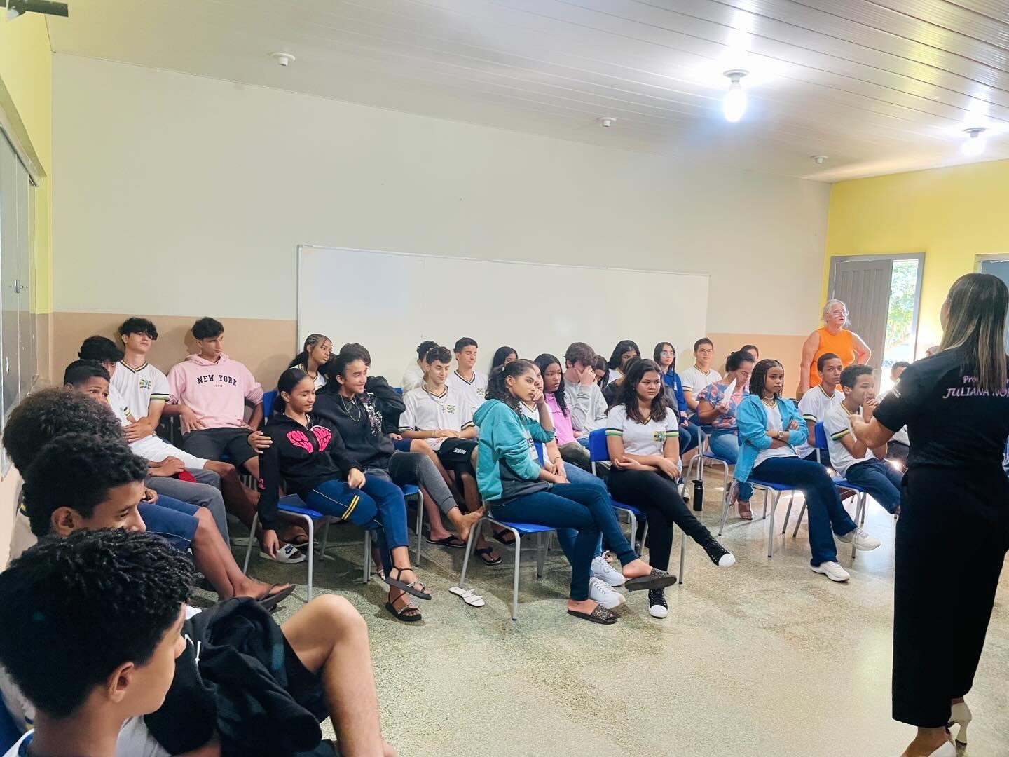 Rolim de Moura- Juliana Nonato, vereadora e procuradora da mulher, é convidada para palestrar sobre a lei Maria da Penha na escola 