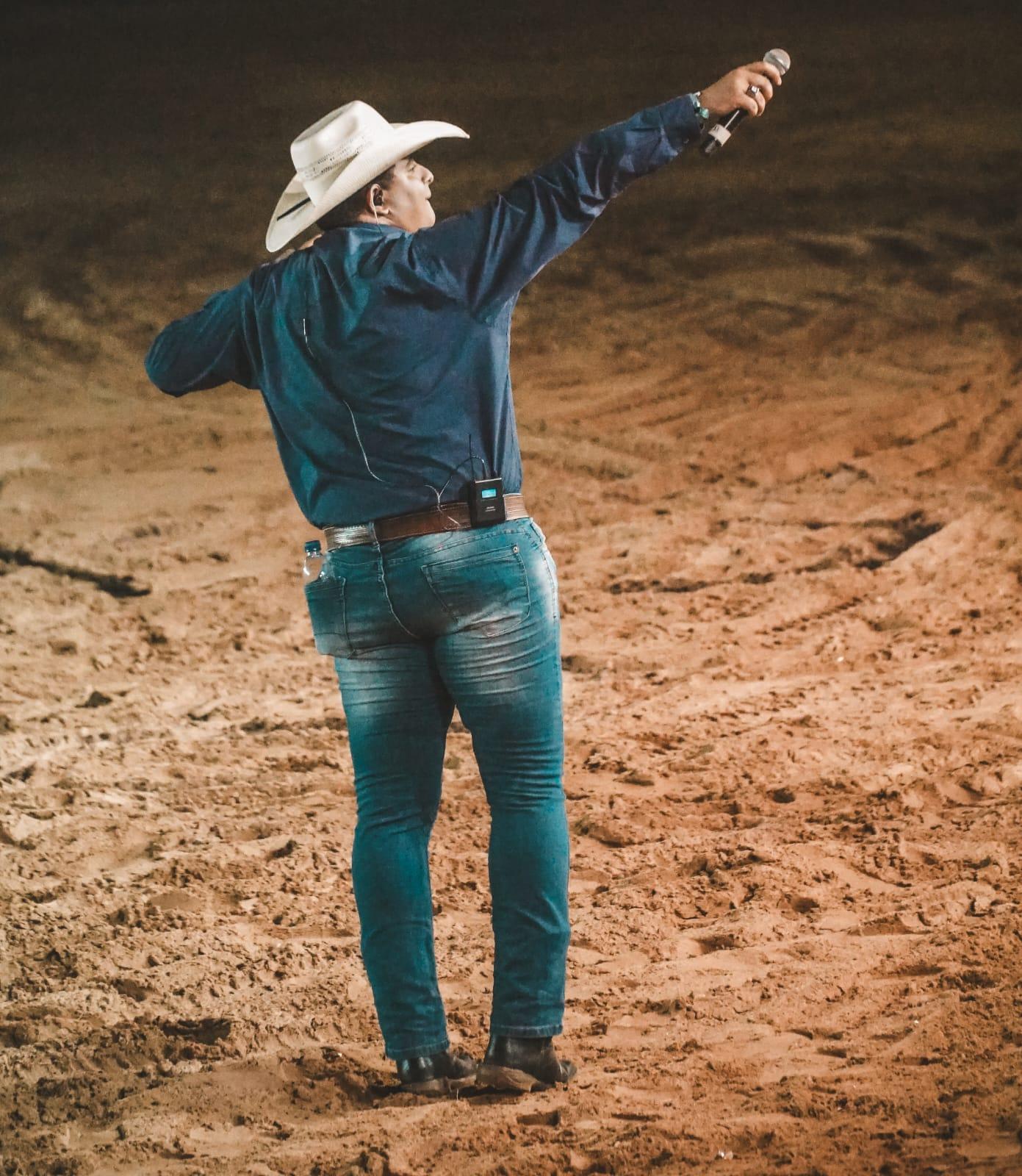 Marcos Natan: A Voz que Encanta e Emociona na 35ª Expoagro de Rolim de Moura