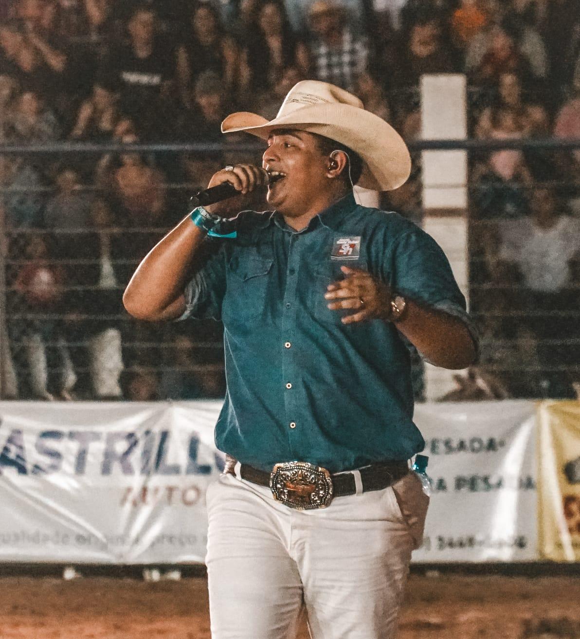 Marcos Natan: A Voz que Encanta e Emociona na 35ª Expoagro de Rolim de Moura