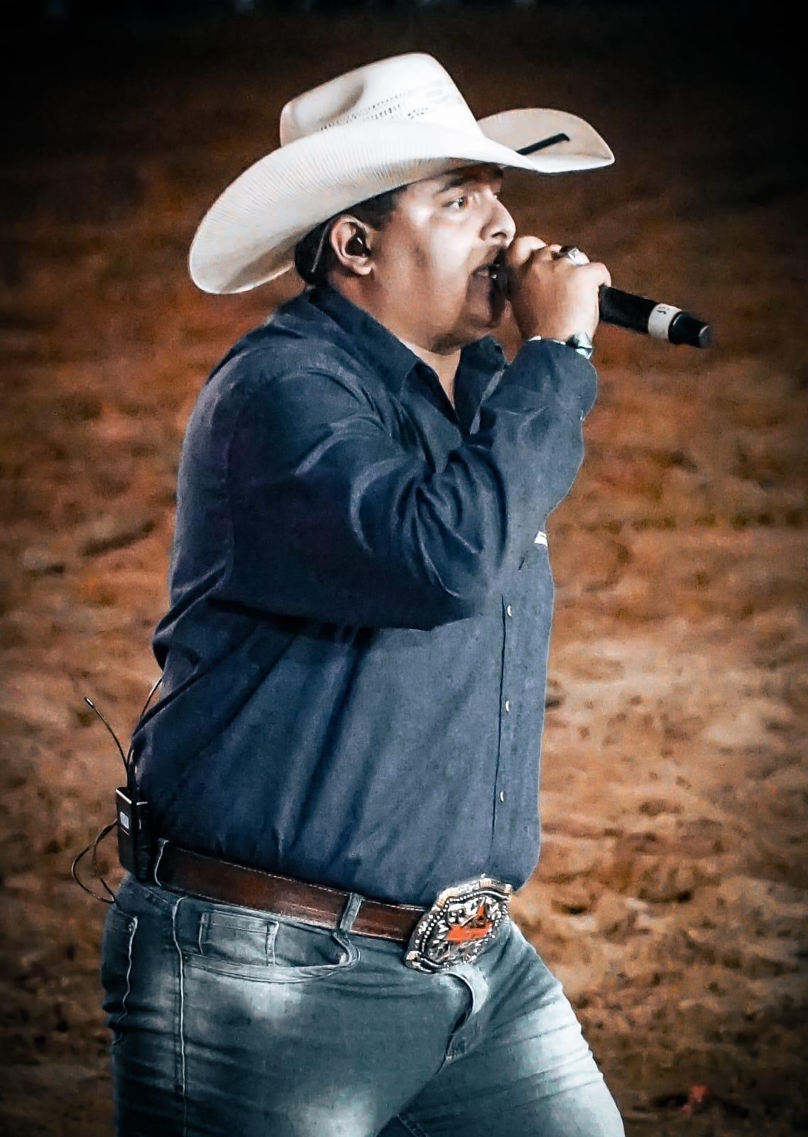 Marcos Natan: A Voz que Encanta e Emociona na 35ª Expoagro de Rolim de Moura