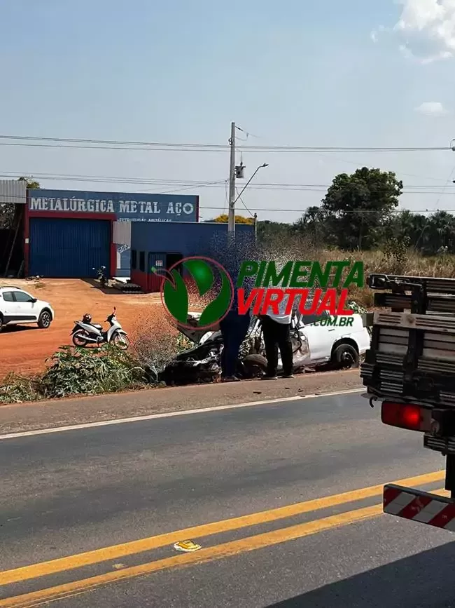 Colisão entre carro e carreta na BR-364 mobiliza bombeiros e PRF em Pimenta Bueno Colisão entre carro e carreta na BR-364 mobiliza bombeiros e PRF em Pimenta Bueno