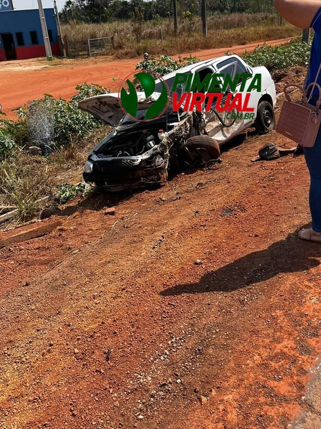 Colisão entre carro e carreta na BR-364 mobiliza bombeiros e PRF em Pimenta Bueno Colisão entre carro e carreta na BR-364 mobiliza bombeiros e PRF em Pimenta Bueno