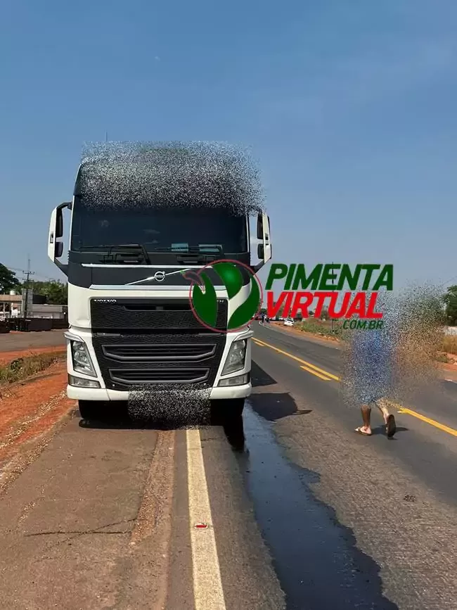 Colisão entre carro e carreta na BR-364 mobiliza bombeiros e PRF em Pimenta Bueno Colisão entre carro e carreta na BR-364 mobiliza bombeiros e PRF em Pimenta Bueno