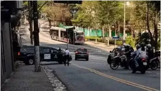 Corpo de Silvio Santos, lenda da TV brasileira, é enterrado em São Paulo Corpo de Silvio Santos, lenda da TV brasileira, é enterrado em São Paulo