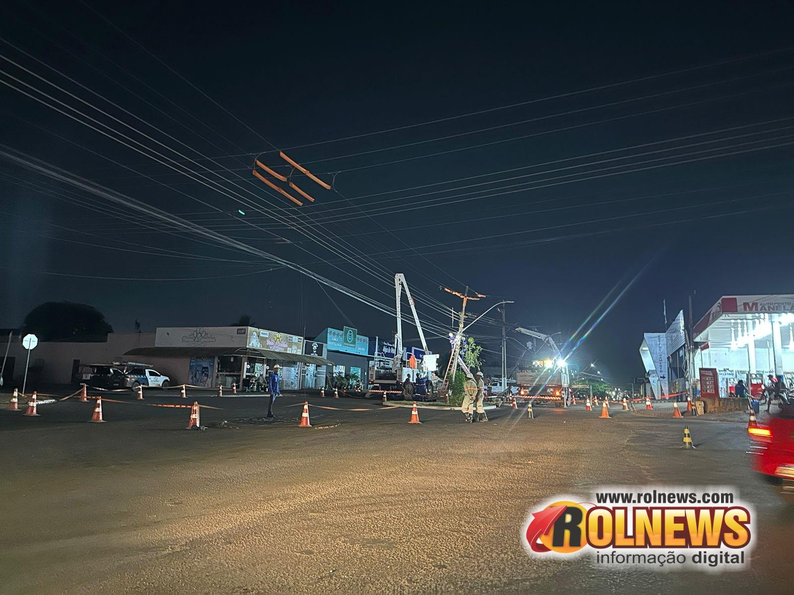 Empresas de energia e internet estão trabalhando para sbustituir poste danificado em acidente com caminhão no centro Rolim de Moura Empresas de energia e internet estão trabalhando para sbustituir poste danificado em acidente com caminhão no centro Rolim de Moura