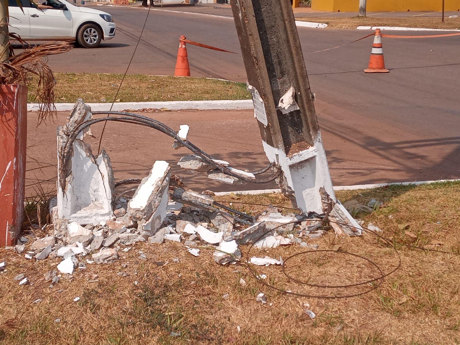 Empresas de energia e internet estão trabalhando para sbustituir poste danificado em acidente com caminhão no centro Rolim de Moura Empresas de energia e internet estão trabalhando para sbustituir poste danificado em acidente com caminhão no centro Rolim de Moura