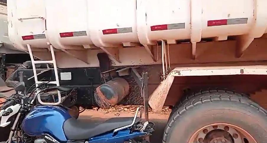 Acidente entre caminhão e moto deixa uma vítima fatal em Seringueiras Acidente entre caminhão e moto deixa uma vítima fatal em Seringueiras