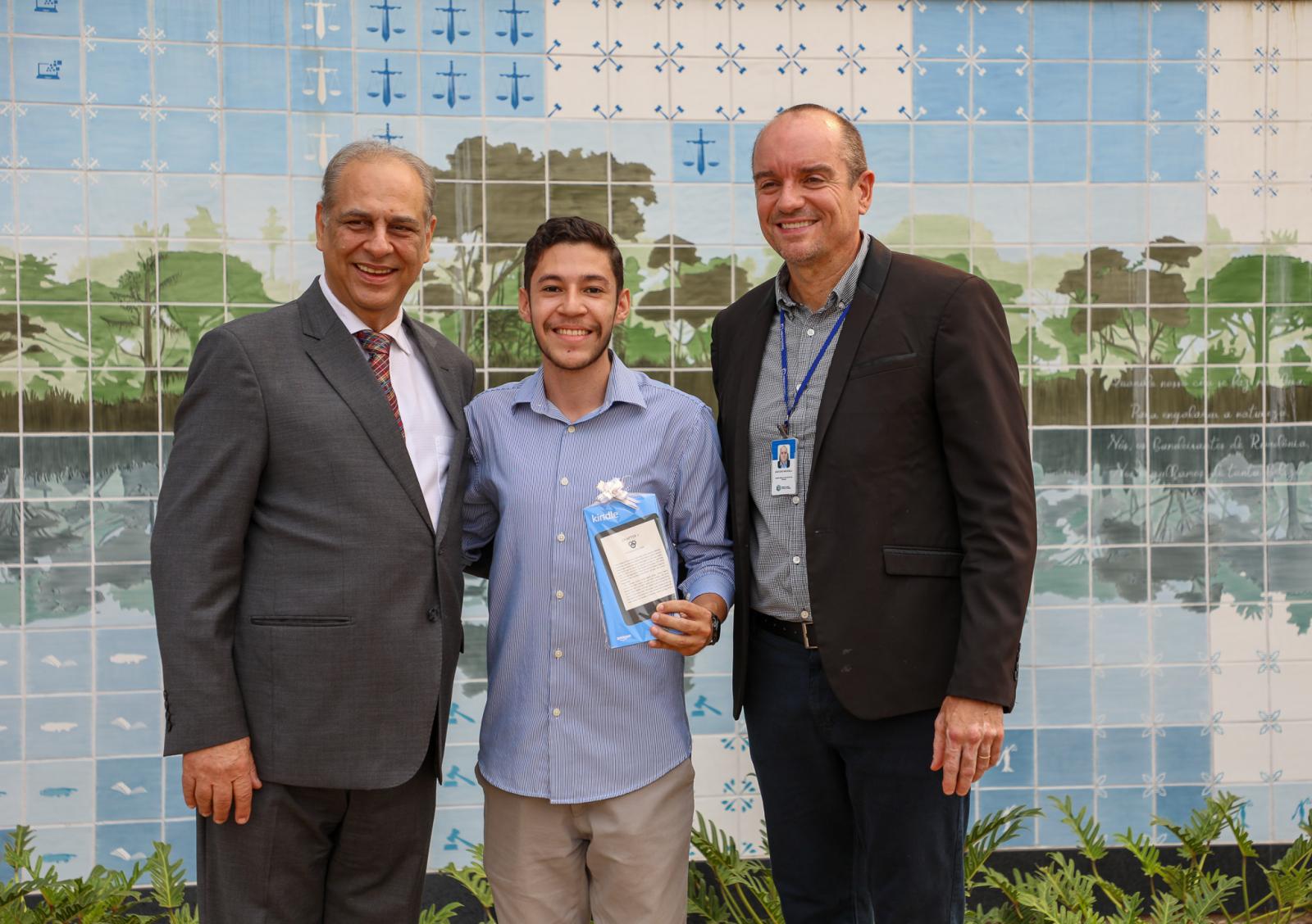 Estagiários do TJRO da capital e de Rolim de Moura recebem premiação
