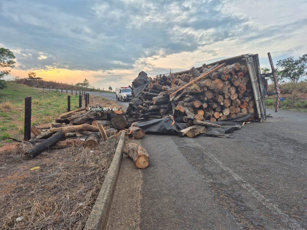 Motorista erra a marcha e caminhão tomba na RO 481