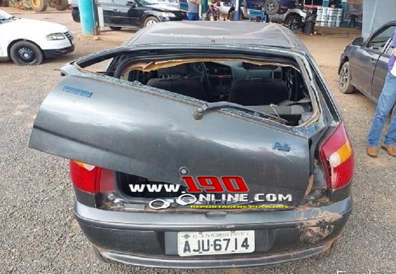Alta Floresta – Pá Carregadeira descontrolada atinge veículo e motocicleta; Por sorte ninguém se feriu