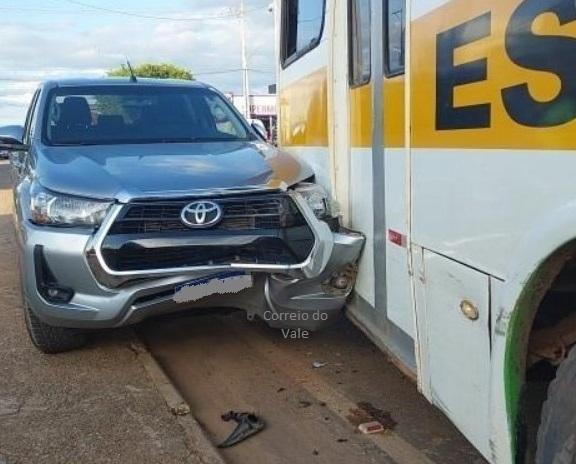 Caminhonete Hilux fica danificada em acidente com ônibus escolar em Urupá Caminhonete Hilux fica danificada em acidente com ônibus escolar em Urupá