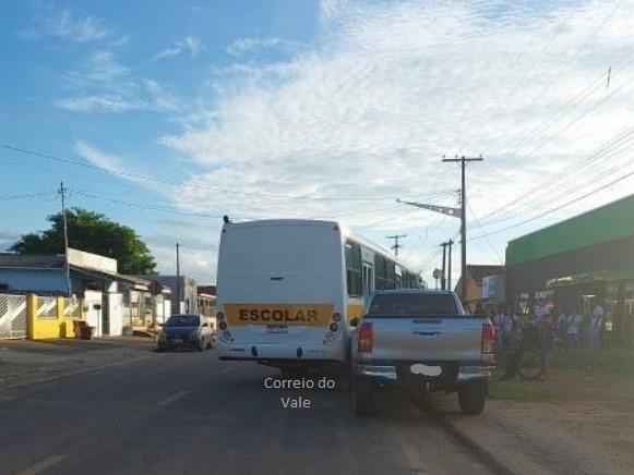 Caminhonete Hilux fica danificada em acidente com ônibus escolar em Urupá Caminhonete Hilux fica danificada em acidente com ônibus escolar em Urupá