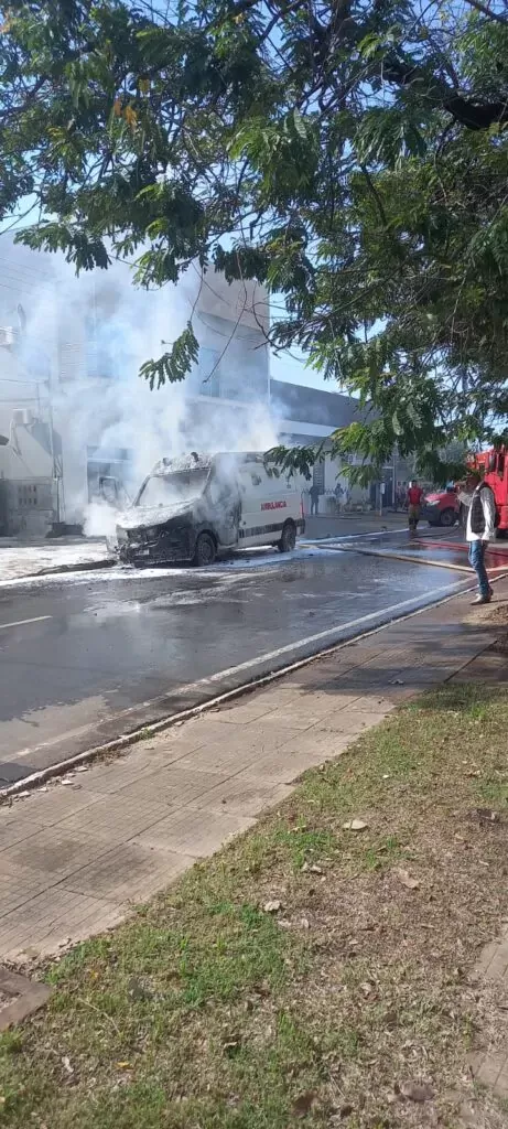 Ambulância pega fogo em avenida de Ji-Paraná Ambulância pega fogo em avenida de Ji-Paraná