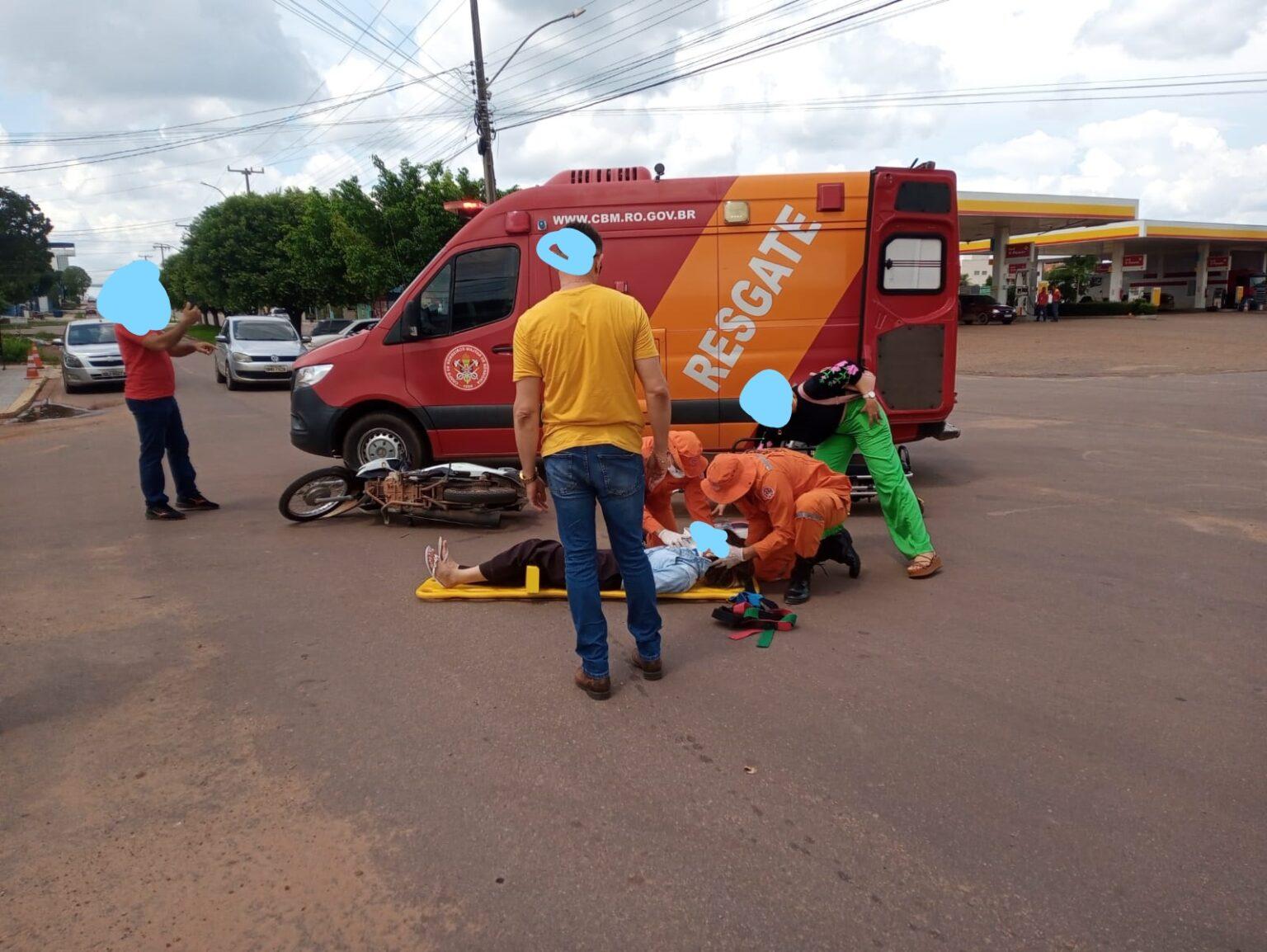 Mulher é socorrida após colisão em carro no centro Mulher é socorrida após colisão em carro no centro
