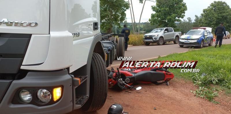 Motociclista é socorrido com fratura nas duas penas após colisão com caminhão em Rolim de Moura