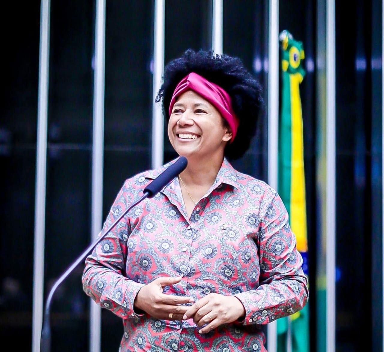 Silvia Cristina comemora publicação de Protocolo Clínico de Diretrizes Terapêuticas para tratamento de câncer Silvia Cristina comemora publicação de Protocolo Clínico de Diretrizes Terapêuticas para tratamento de câncer