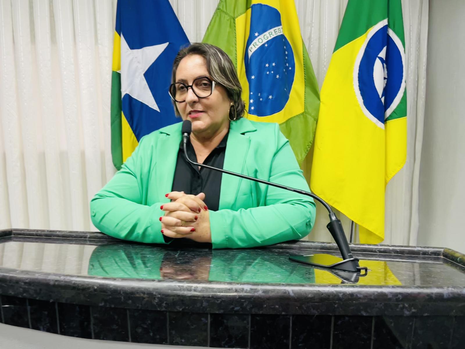 Janete Lins solicita Moção de Aplausos aos servidores efetivos da Câmara em reconhecimento pelo trabalho prestado Janete Lins solicita Moção de Aplausos aos servidores efetivos da Câmara em reconhecimento pelo trabalho prestado