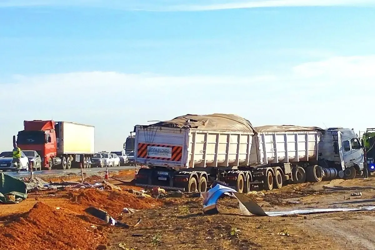 Colisão entre carreta e ônibus interestadual deixa 11 mortos e 46 feridos em Lucas do Rio Verde (MT)