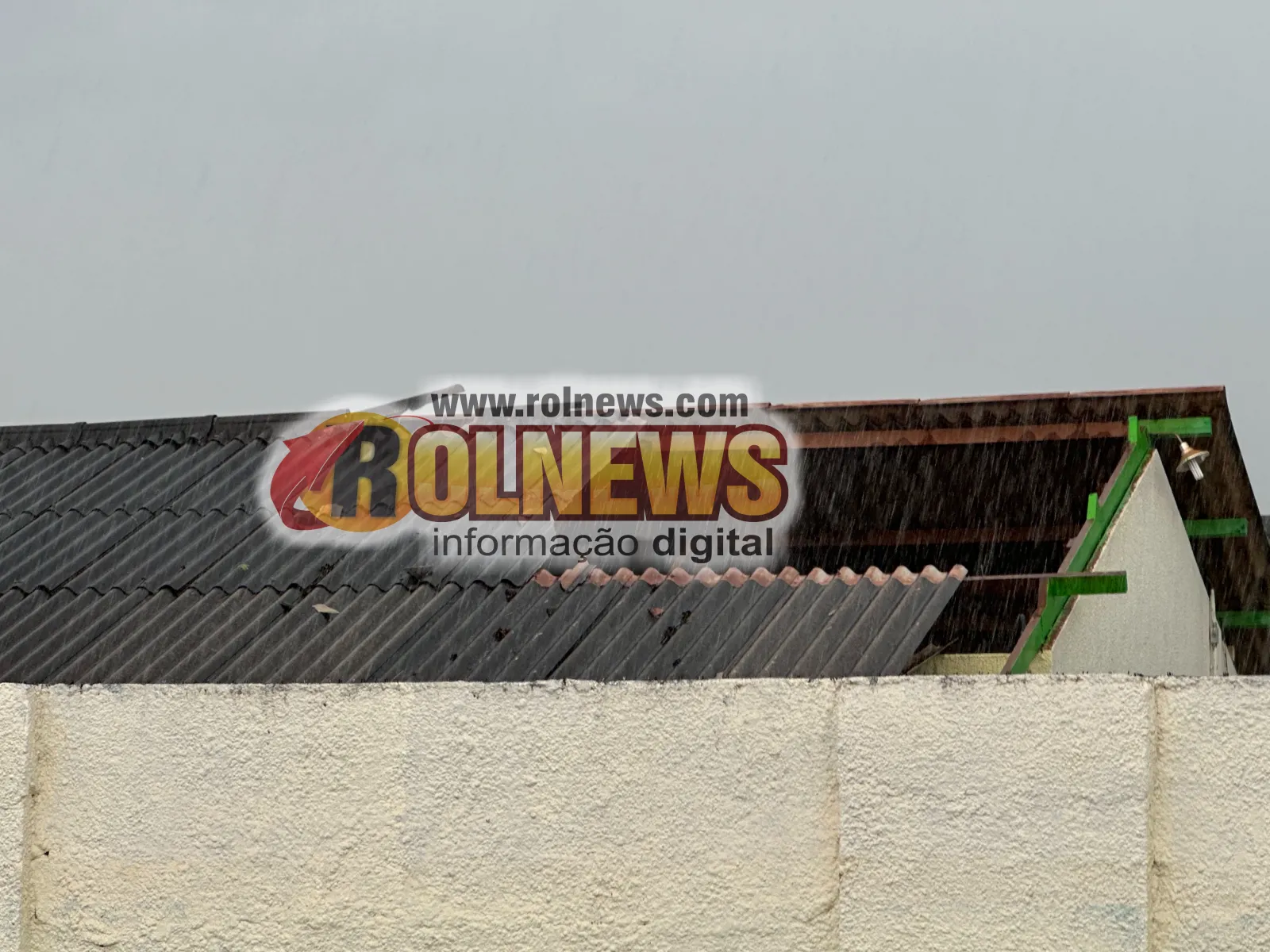Chuva torrencial destelha laboratório de escola em Rolim de Moura Chuva torrencial destelha laboratório de escola em Rolim de Moura