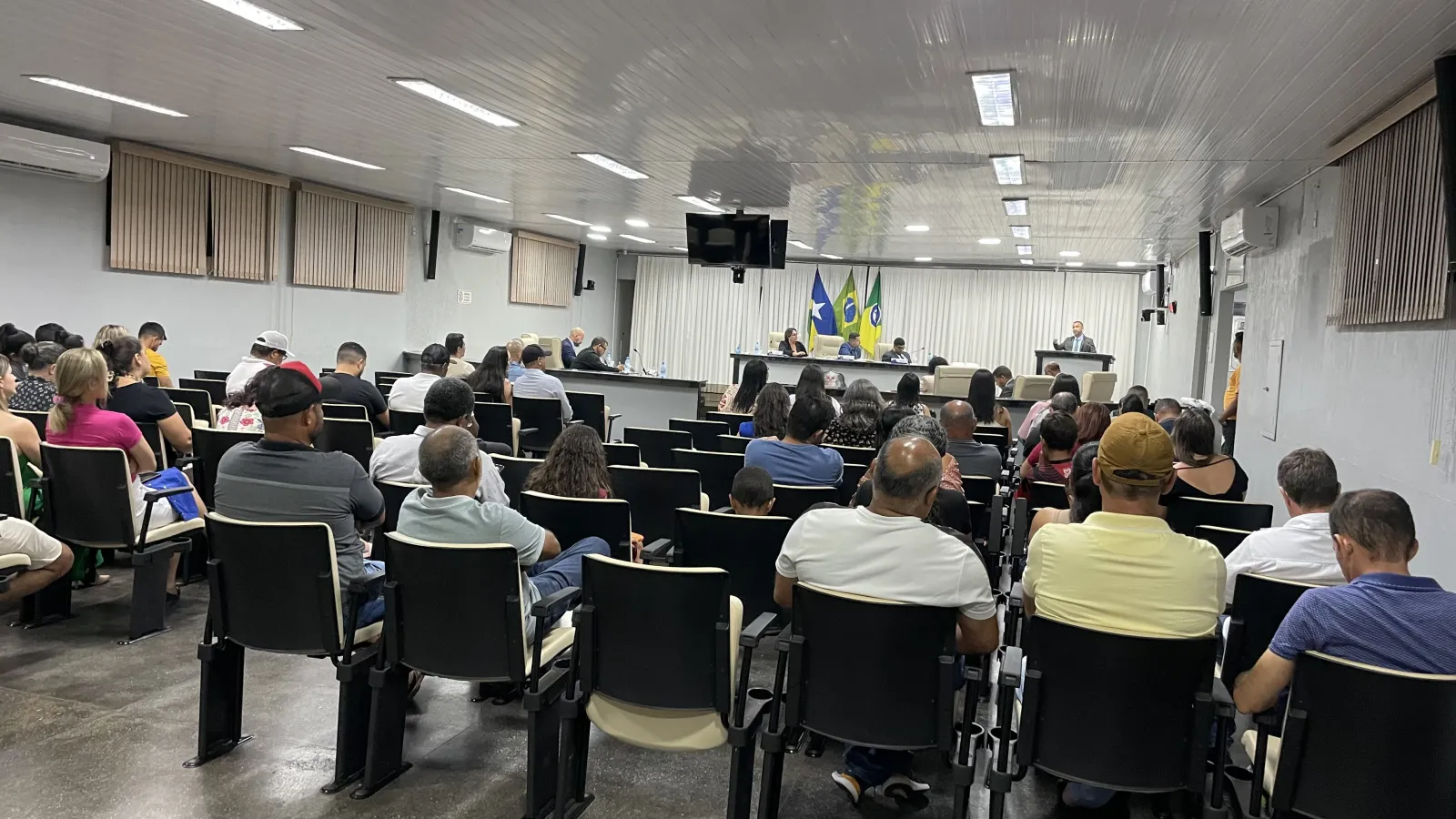 Vereadores Investigador Edinho e Cidinei da 200 propõem audiência pública para discutir sobre alteração de nome do Bairro Industrial Vereadores Investigador Edinho e Cidinei da 200 propõem audiência pública para discutir sobre alteração de nome do Bairro Industrial