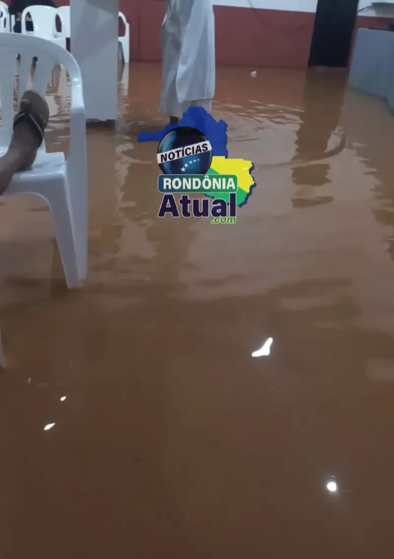 Chuva intensa causa alagamentos e invade casas em Ji-Paraná neste domingo Chuva intensa causa alagamentos e invade casas em Ji-Paraná neste domingo
