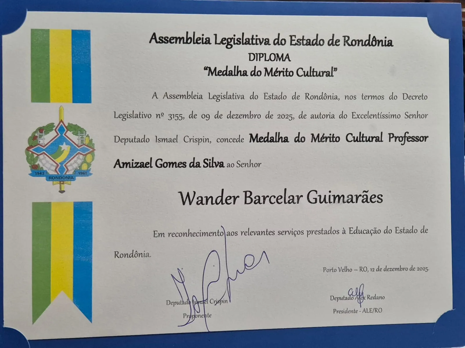 Secretário de Educação Wander Barcelar recebe Comenda da ALERO por destaque na Educação em Rolim de Moura Secretário de Educação Wander Barcelar recebe Comenda da ALERO por destaque na Educação em Rolim de Moura