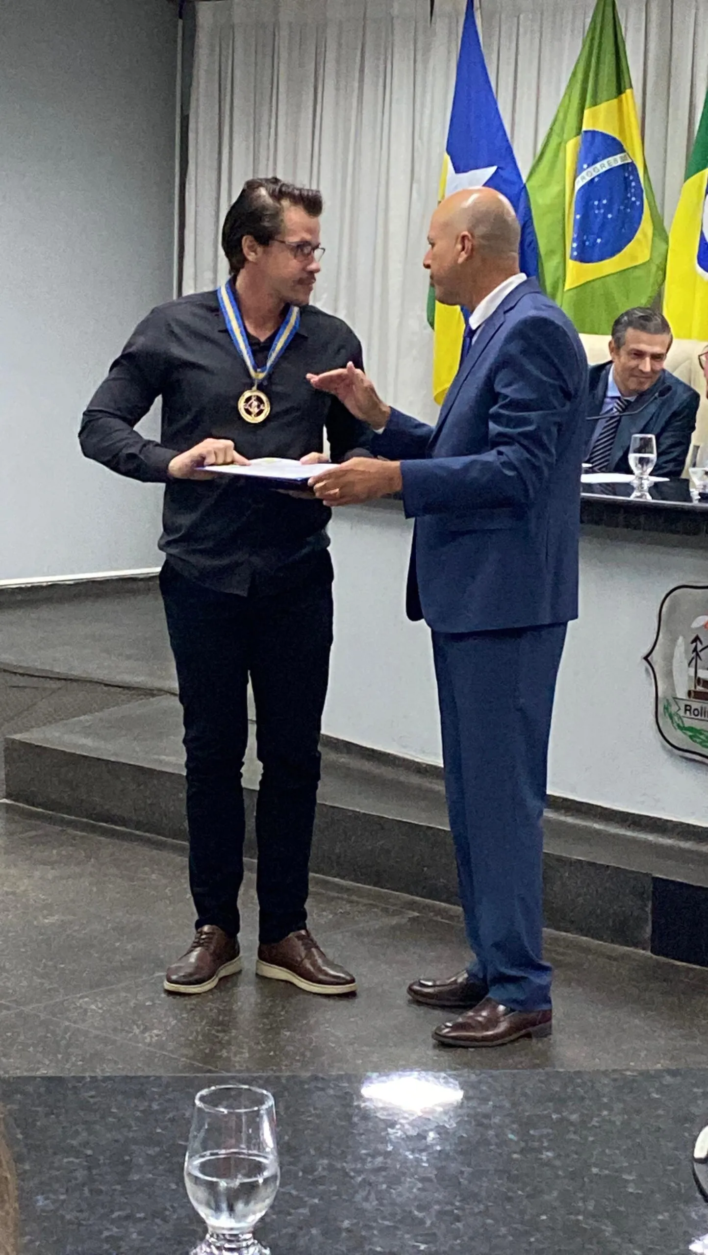 Secretário de Educação Wander Barcelar recebe Comenda da ALERO por destaque na Educação em Rolim de Moura Secretário de Educação Wander Barcelar recebe Comenda da ALERO por destaque na Educação em Rolim de Moura