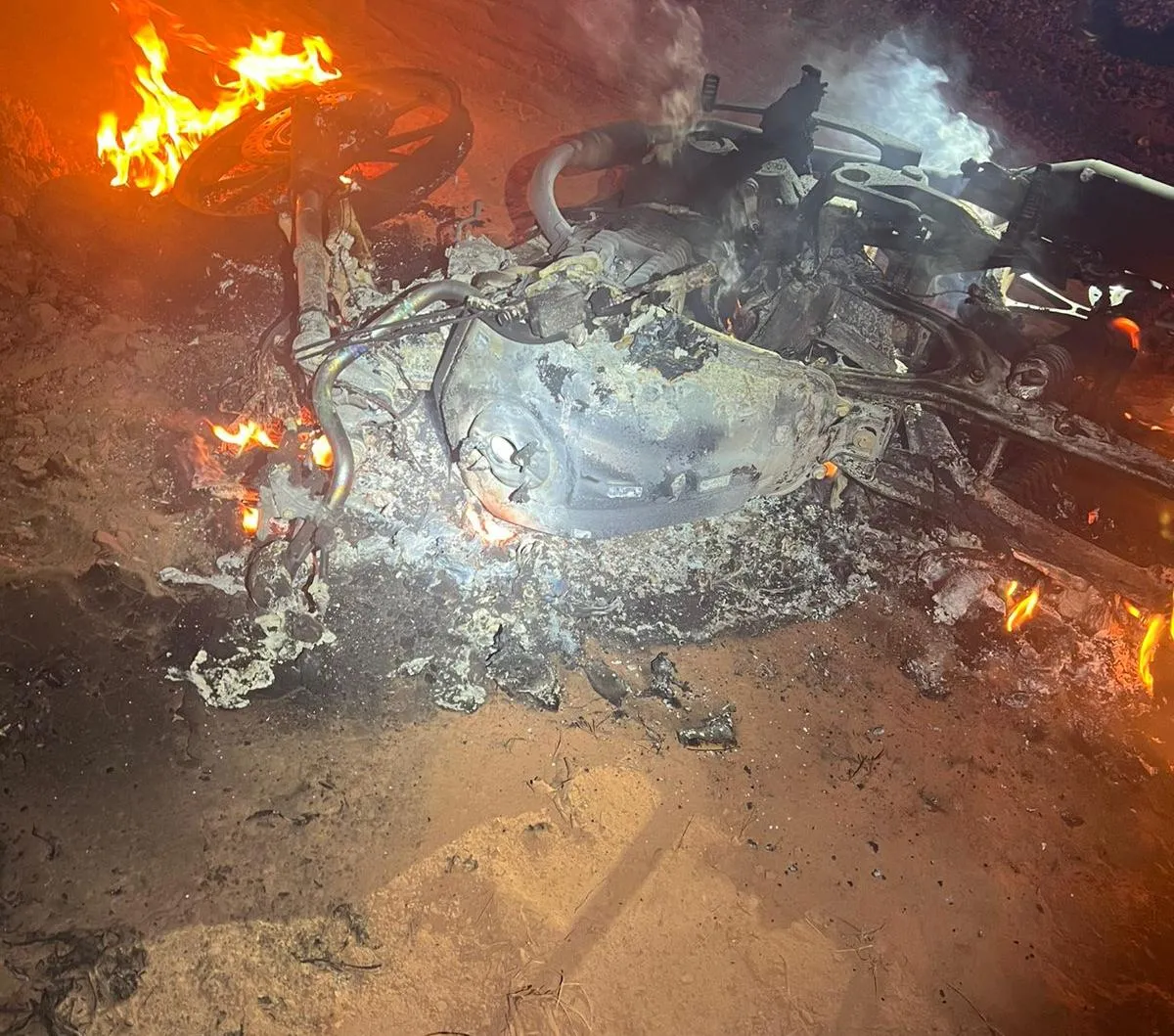 Motocicleta é encontrada incendiada na zona rural de Rolim de Moura Motocicleta é encontrada incendiada na zona rural de Rolim de Moura