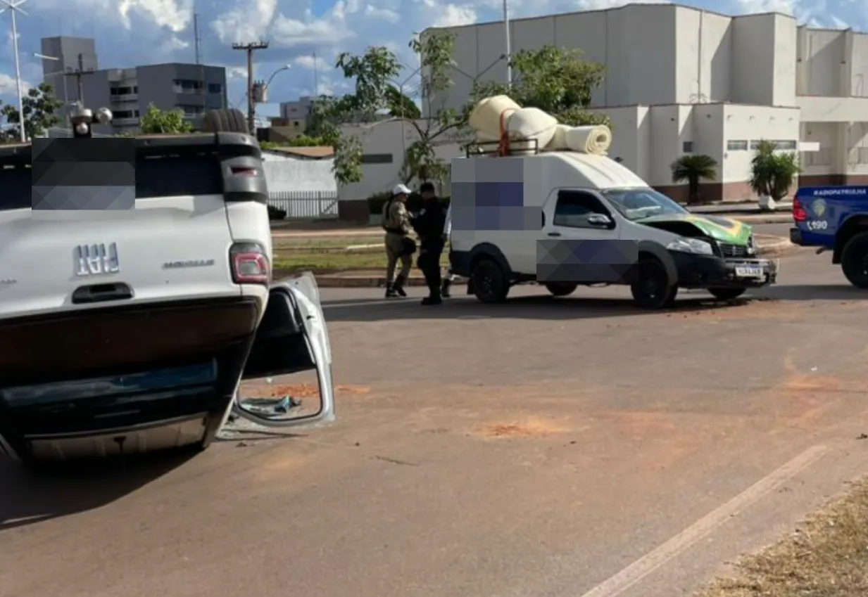 Carro capota no centro de Rolim de Moura após colisão Carro capota no centro de Rolim de Moura após colisão
