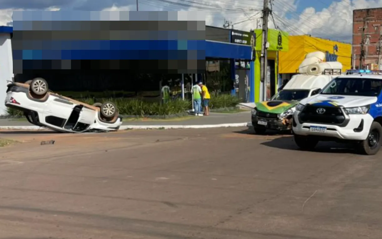 Carro capota no centro de Rolim de Moura após colisão Carro capota no centro de Rolim de Moura após colisão