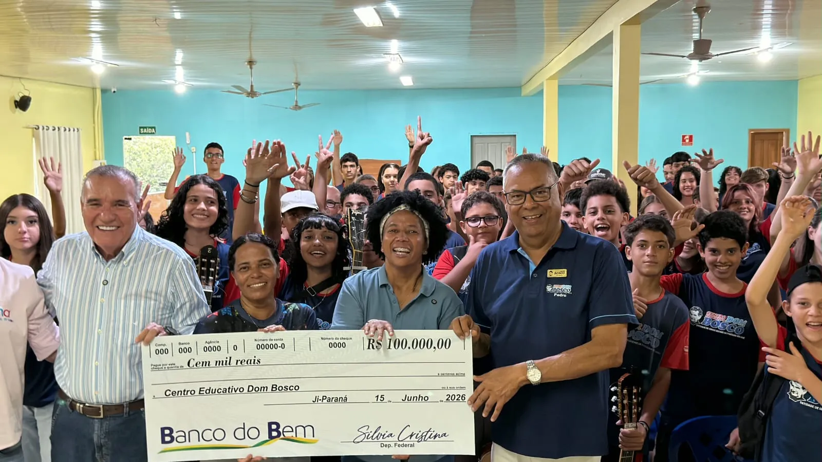 Sílvia Cristina participa da entrega de van para a Apae e recursos para entidades em Ji-Paraná Sílvia Cristina participa da entrega de van para a Apae e recursos para entidades em Ji-Paraná
