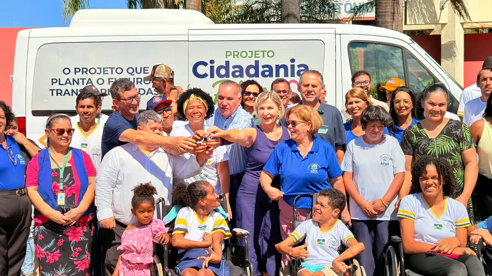 Sílvia Cristina participa da entrega de van para a Apae e recursos para entidades em Ji-Paraná Sílvia Cristina participa da entrega de van para a Apae e recursos para entidades em Ji-Paraná