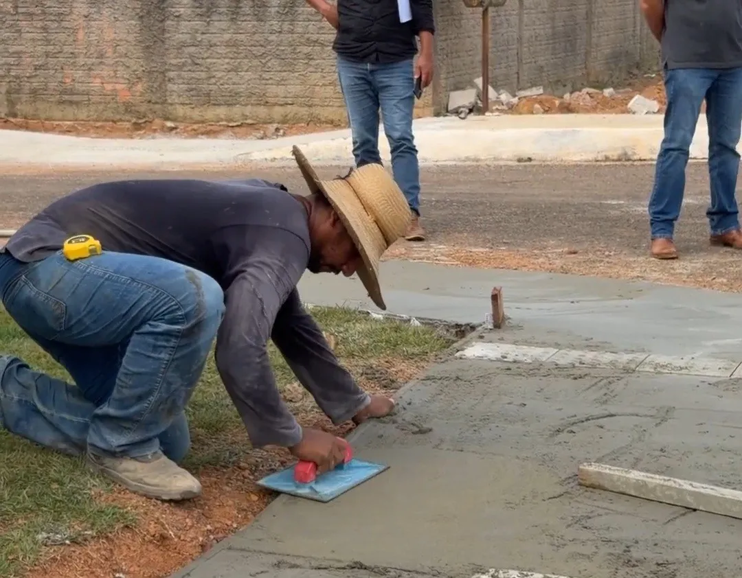 Gislaine Lebrinha acompanha obra de calçadas em Seringueiras Gislaine Lebrinha acompanha obra de calçadas em Seringueiras